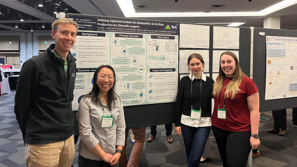 photo of Jonathan Verrett, Meghan, Veronika and Cindy in front of capstone project poster at the conference